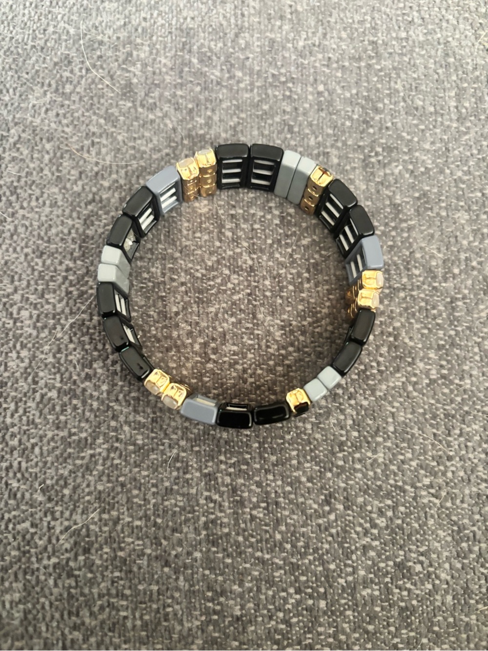 🌸 Modern Black and Gray Tila Bead Stretch Bracelet 🌸 - Picture 2 of 5